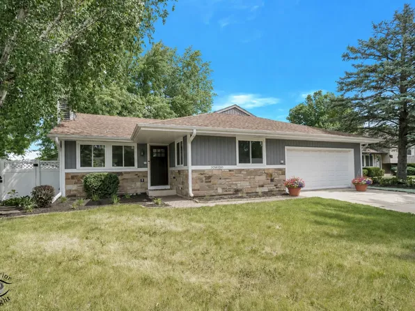 30W150 Foxboro Ct, Warrenville, IL 60555