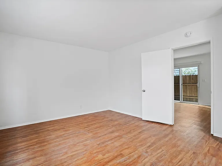208 Avenue H — Photo 18