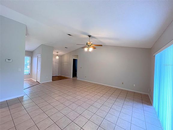 4th image of 110 Stillwater Dr