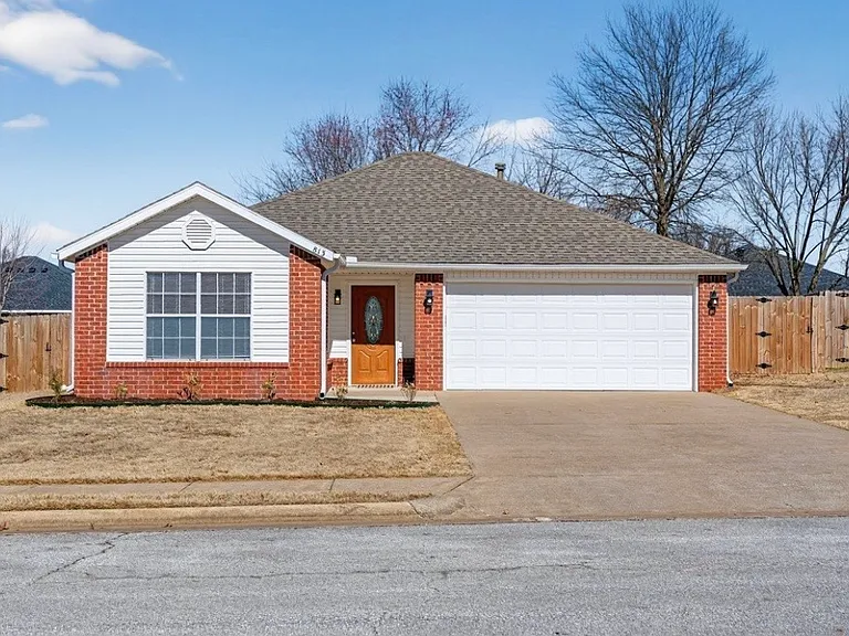 813 Marcus St — Photo 14