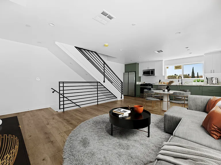 6830 Hazeltine Ave — Photo 12