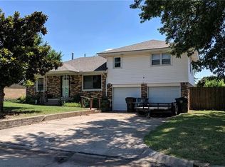 208 W Glenhaven Dr, Midwest City, OK 73110