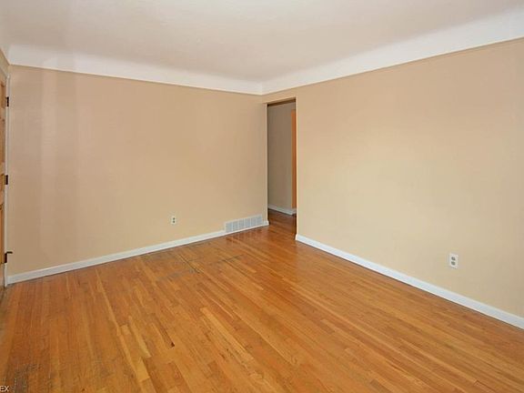 5th image of 15582 Ashland Dr