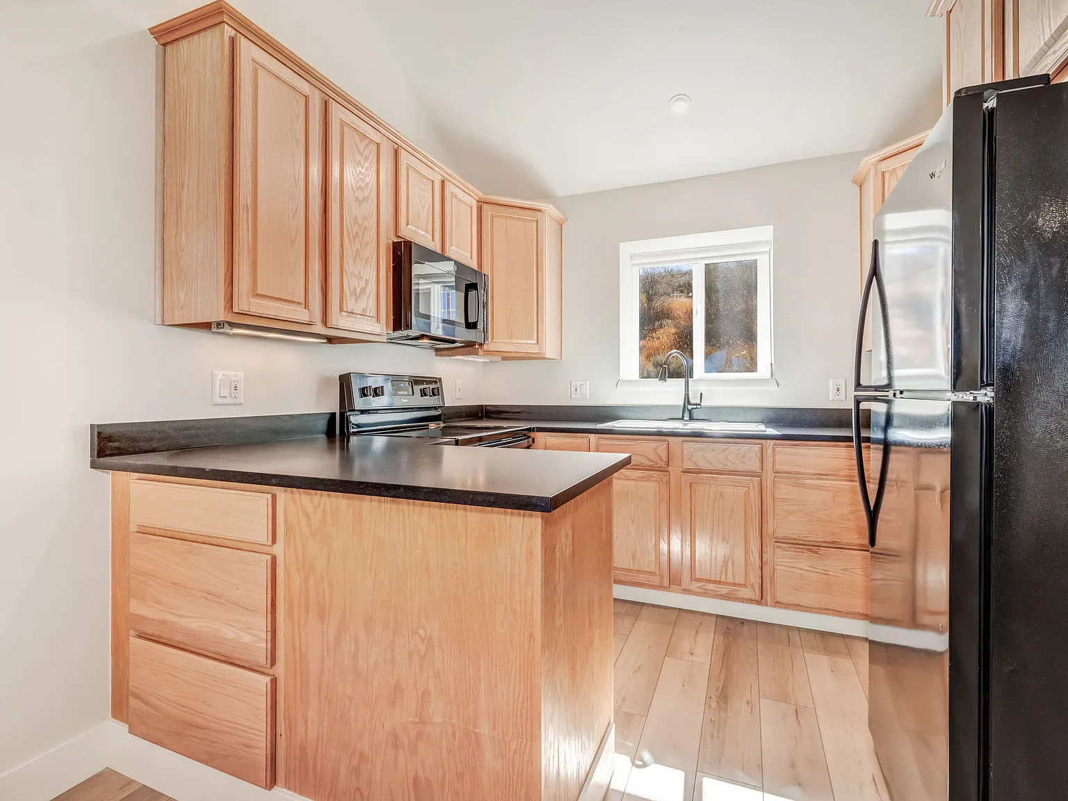 3 bed, 1408 sqft, $3,300 — Photo 2