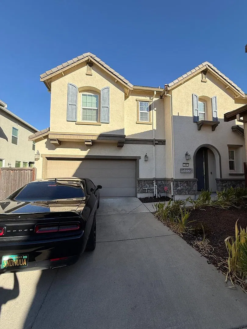 Beautifully maintained 3-bedroom, 2.5-bath, 1,975 sq ft in Sacramento — Photo 1