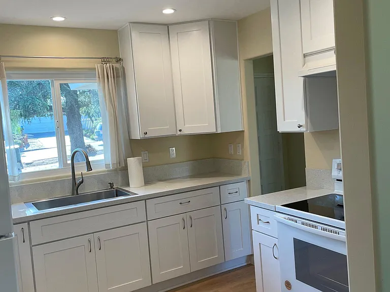 240 Potter St — Photo 8