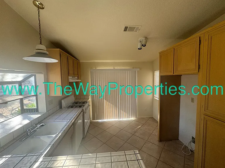 10660 Cottonwood Ave — Photo 2