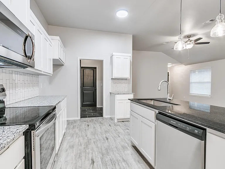 930 Chase Ln — Photo 11