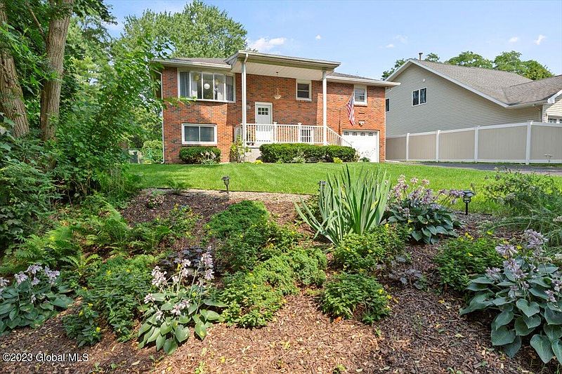 3rd image of 212 Hillcrest Avenue