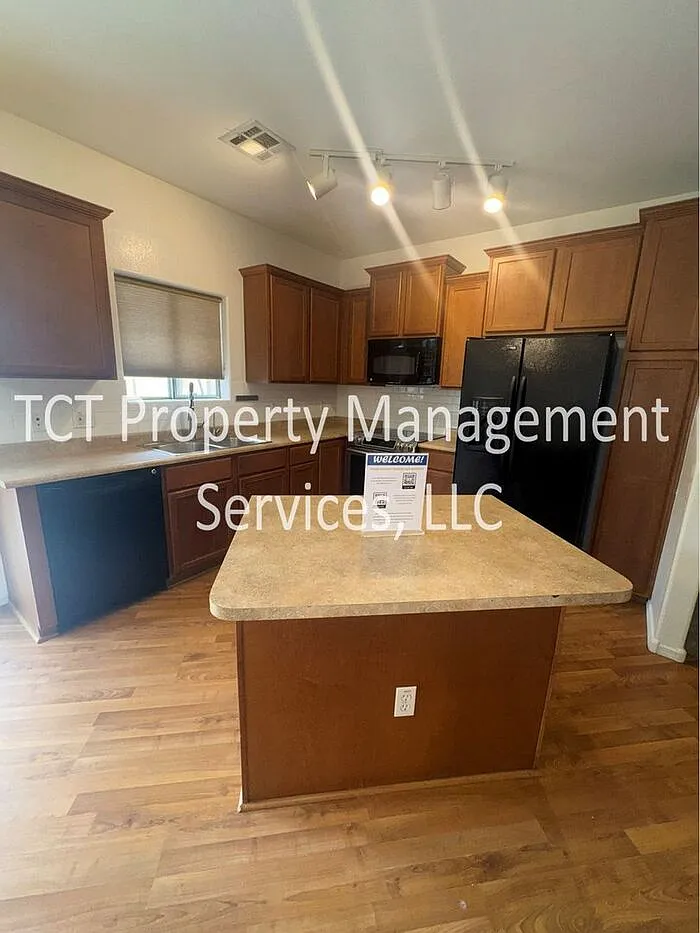 3 bed, 2.5 bath, 1380 sqft, $2,100 — Photo 4