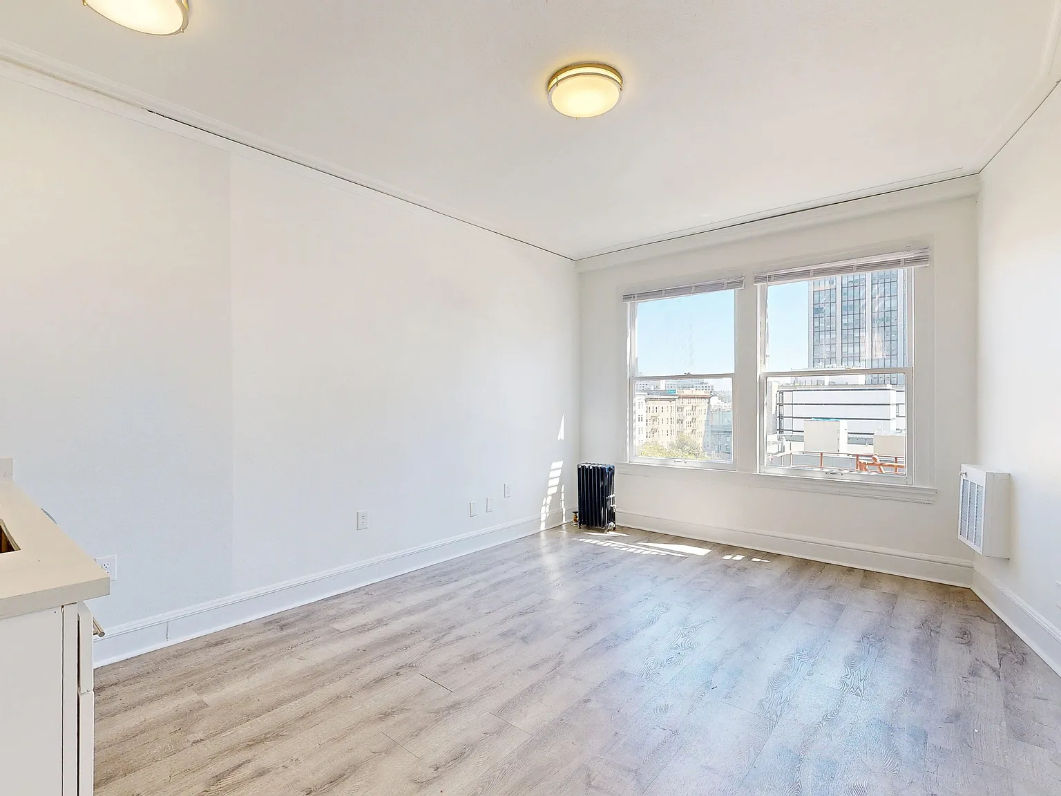 Efficient Studio with Kitchenette | Top Floor Living | Pet-Friendly — Photo 2