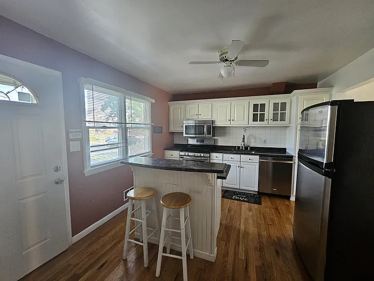 158 Marshall Ave W — Photo 3