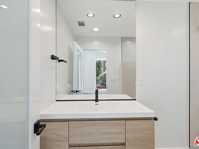 11611 Burbank Blvd — Photo 18