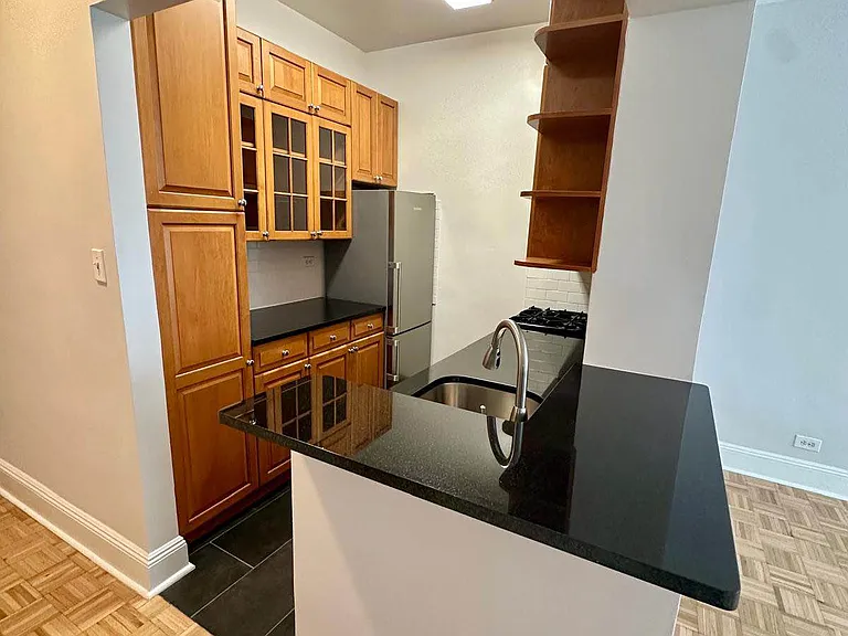 442 W 57th St #1A — Photo 4