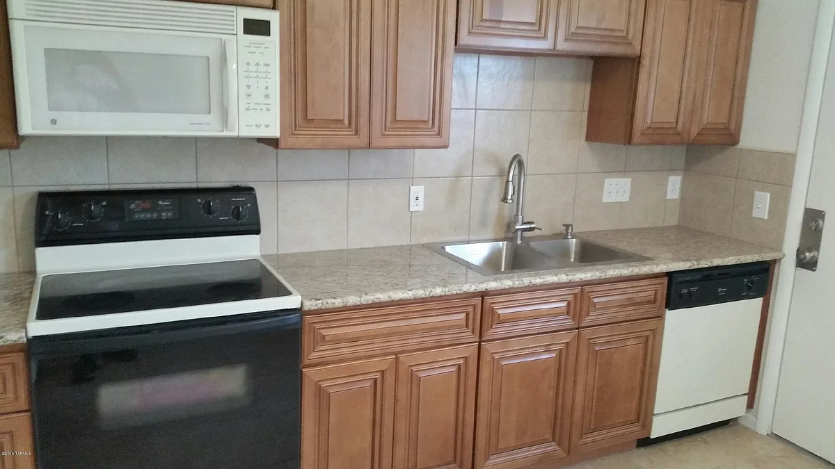 Microwave, dishwasher, and garbage disposal - 1233 E Halcyon Rd #5