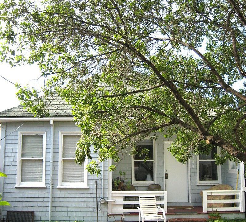 Sunset Beach Cottage on Huge Level Lot