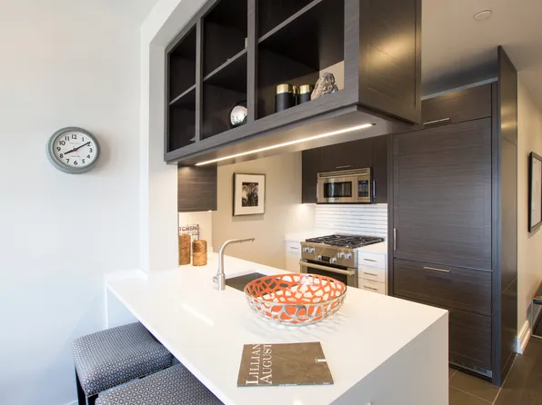 555 10th Avenue image 1 of 14