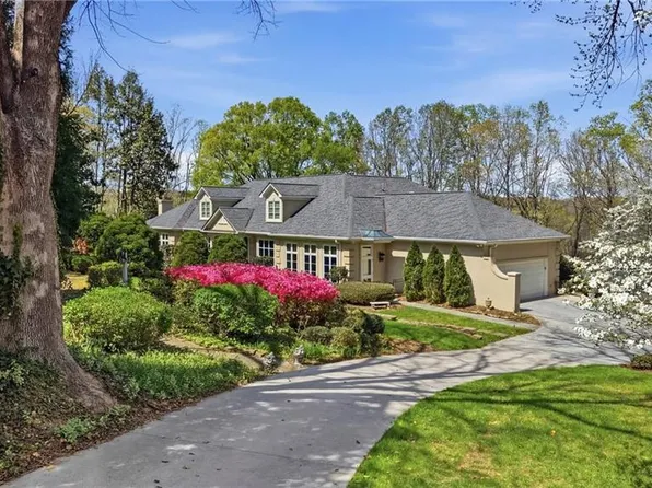 4 Deerwood Ct, Greensboro, NC 27410