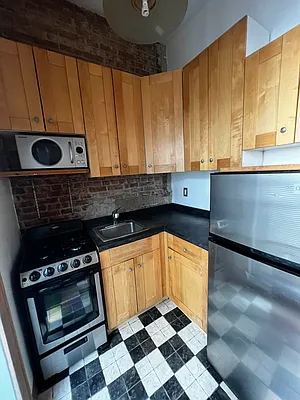 Rented by Salon Realty Corp | media 2