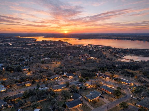 2nd image of 2208 Lake Ridge Cir