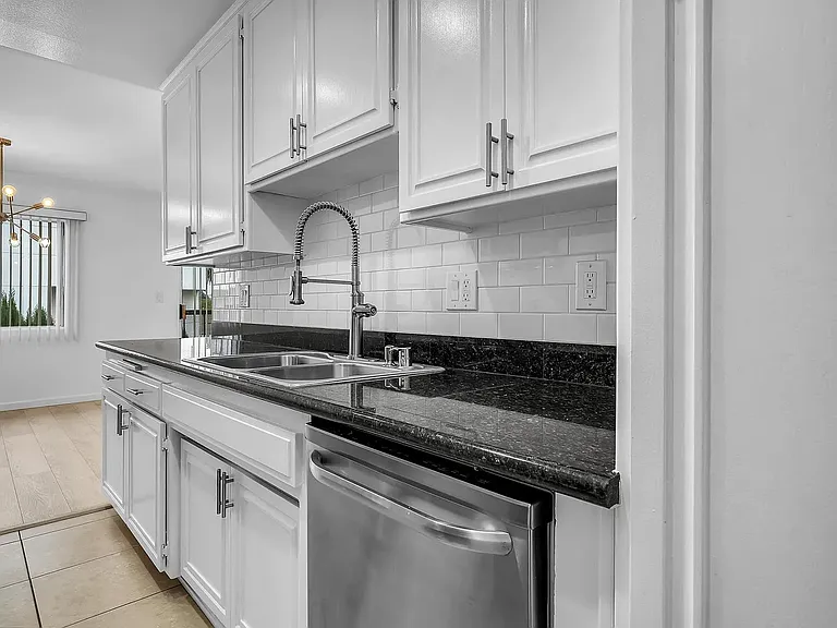 1946 Selby Apartments — Photo 6