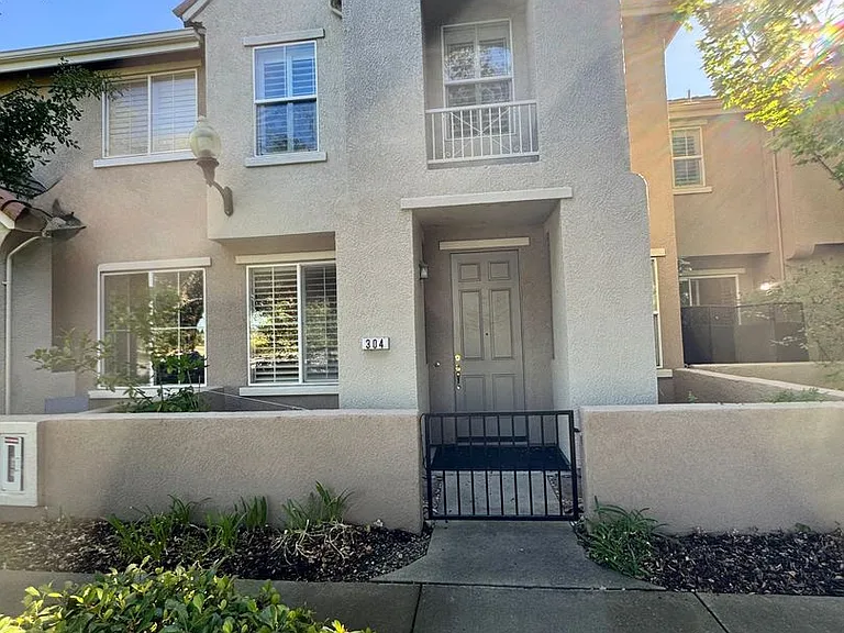 304 Esplanade Cir — Photo 1