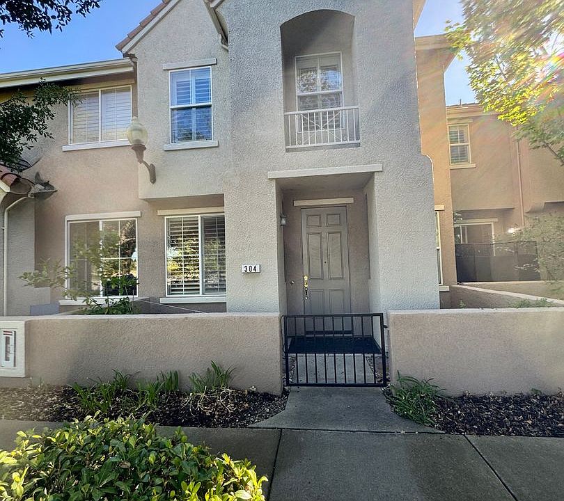 1st image of 304 Esplanade Cir