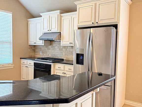 4th image of 3905 Presidio Dr