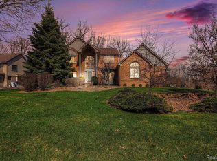 57598 Hidden Timbers Dr, South Lyon, MI 48178