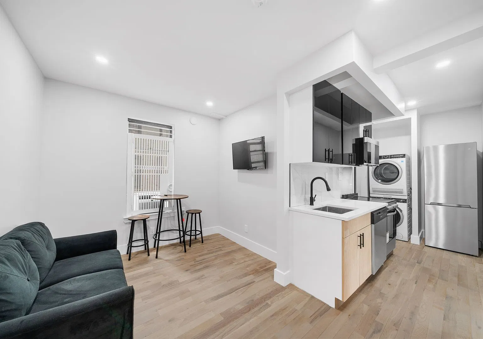 558 E191 BH LLC — Photo 1