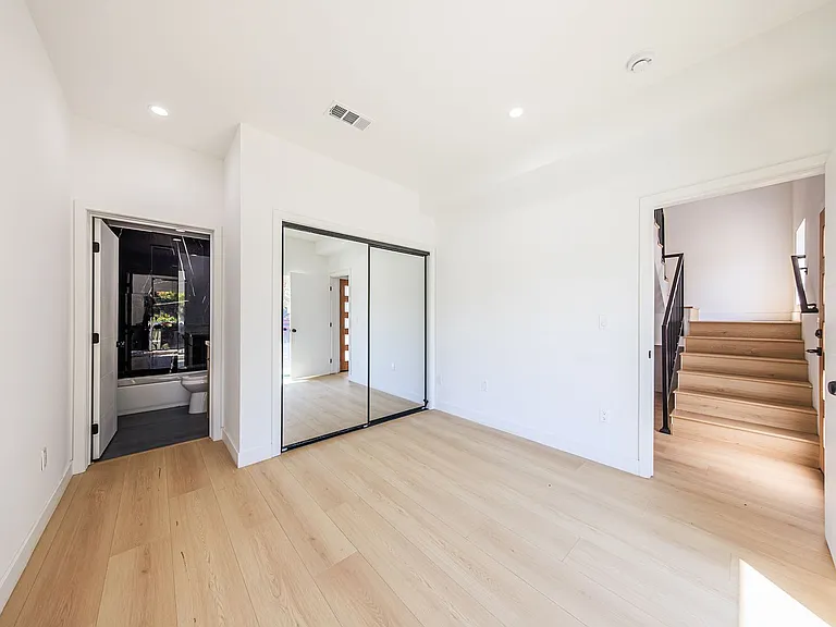 2847 S. Victoria Ave — Photo 9