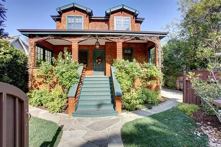 338 Kent Ave photo 1
