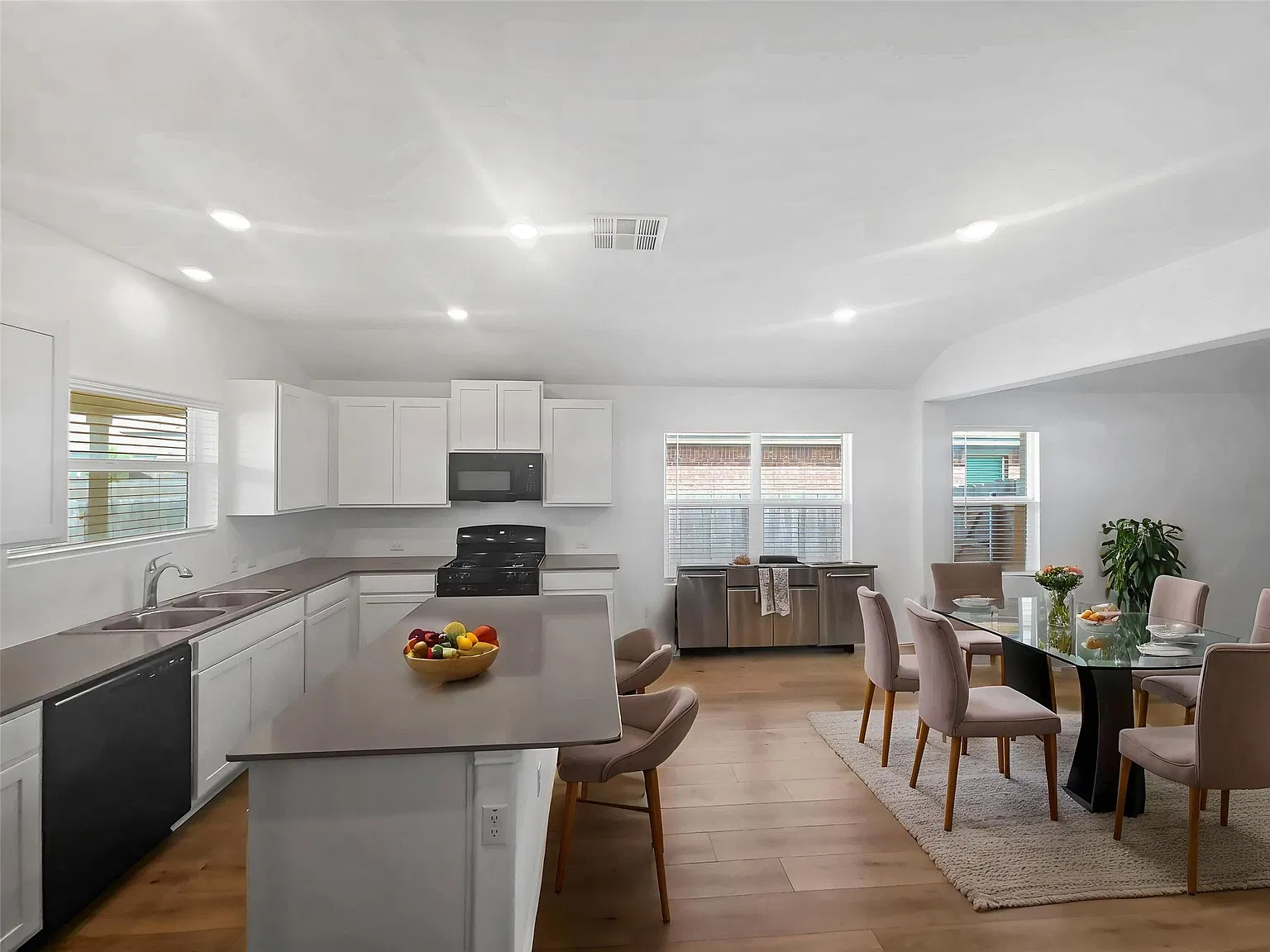 4 bed, 2.0 bath, 1808 sqft, $2,100 — Photo 2