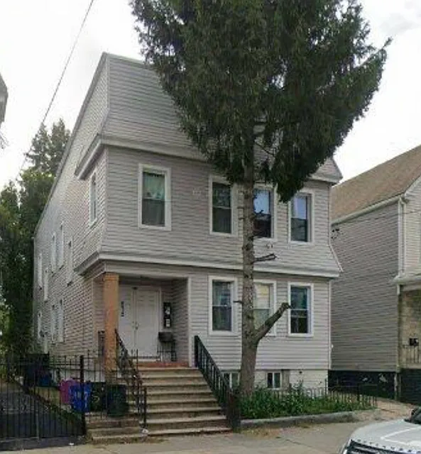 572 Grove St — Photo 1