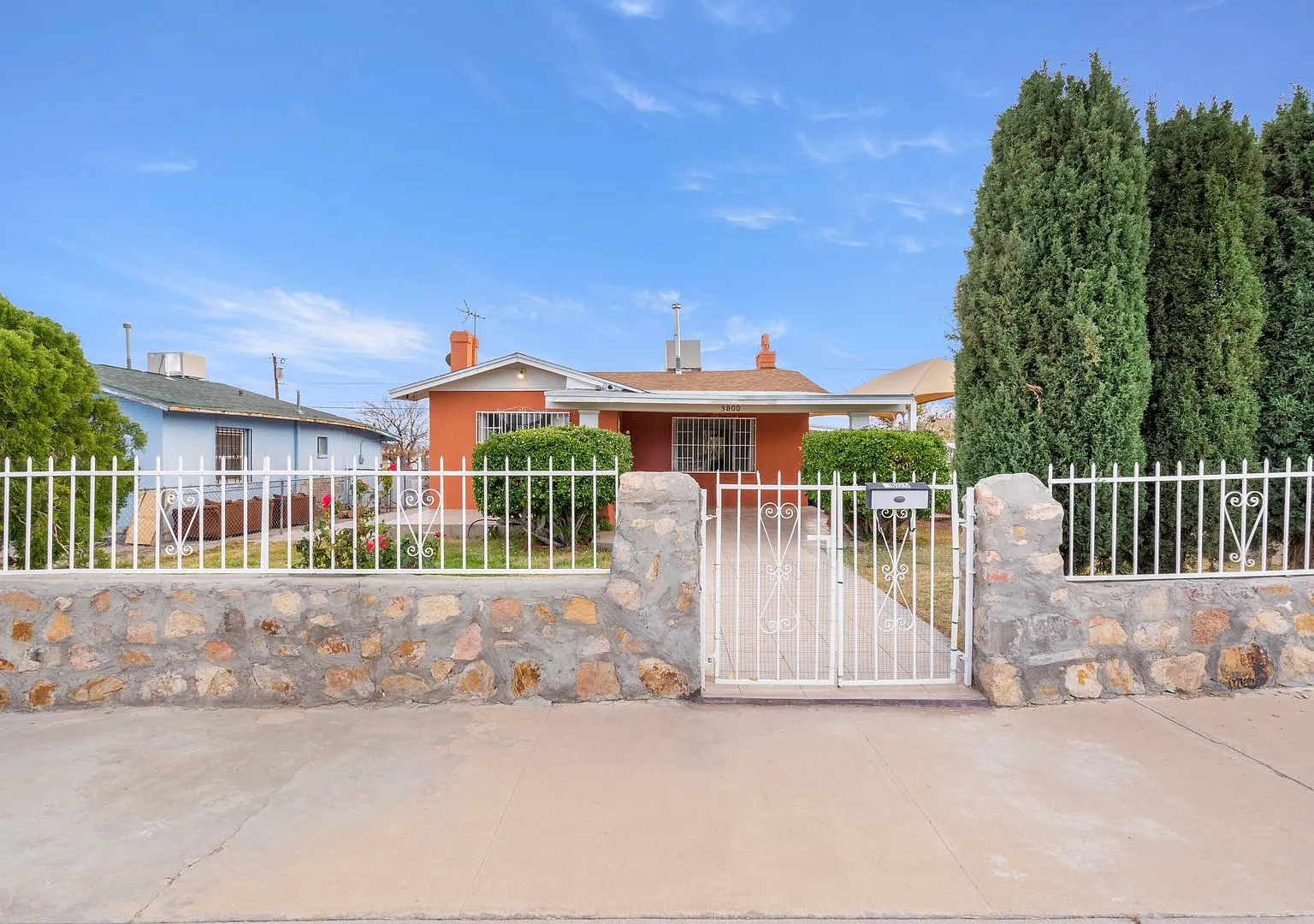 Elegant Renovated Home Very Close To Fort Bliss — Photo 2