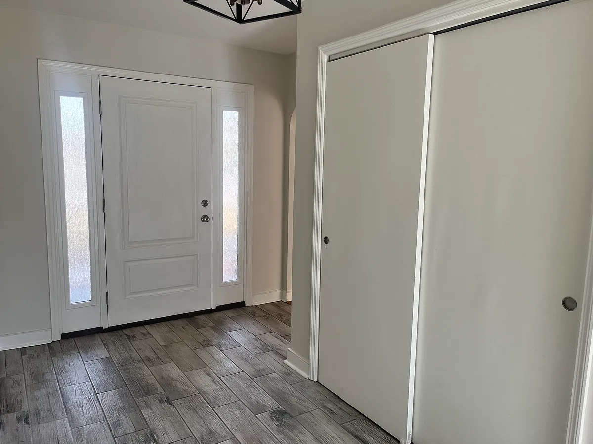 foyer - 909 Parkview Dr