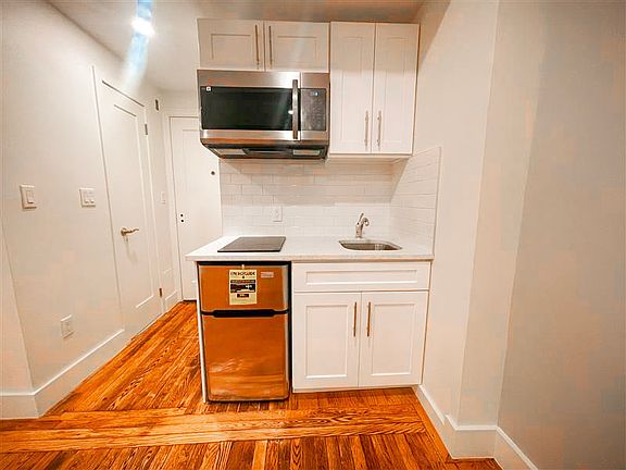 5th image of 11 Waverly Pl APT 6L