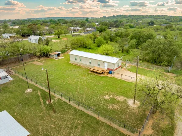 1305 W 3rd St, Breckenridge, TX 76424