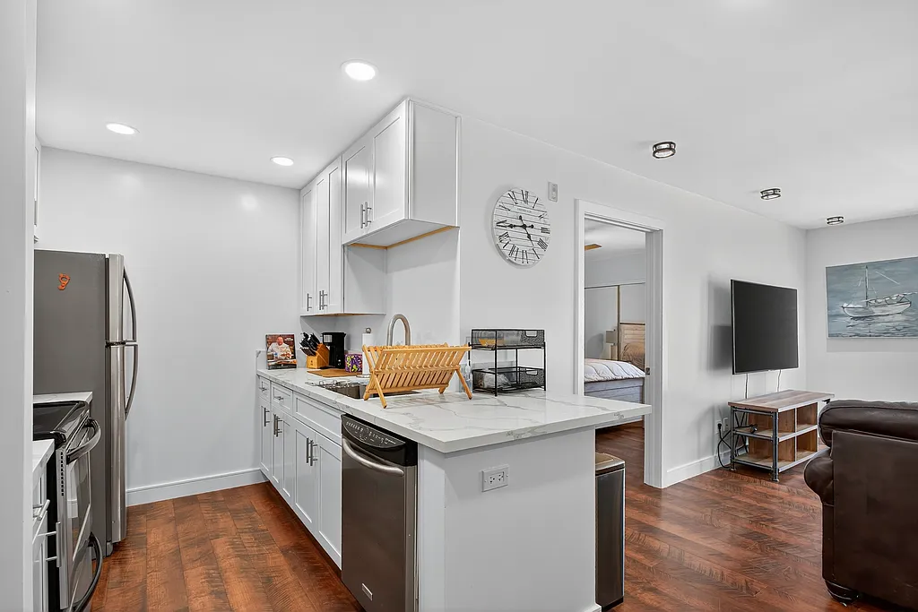 3 bed, 2.0 bath, $6,125 — Photo 2
