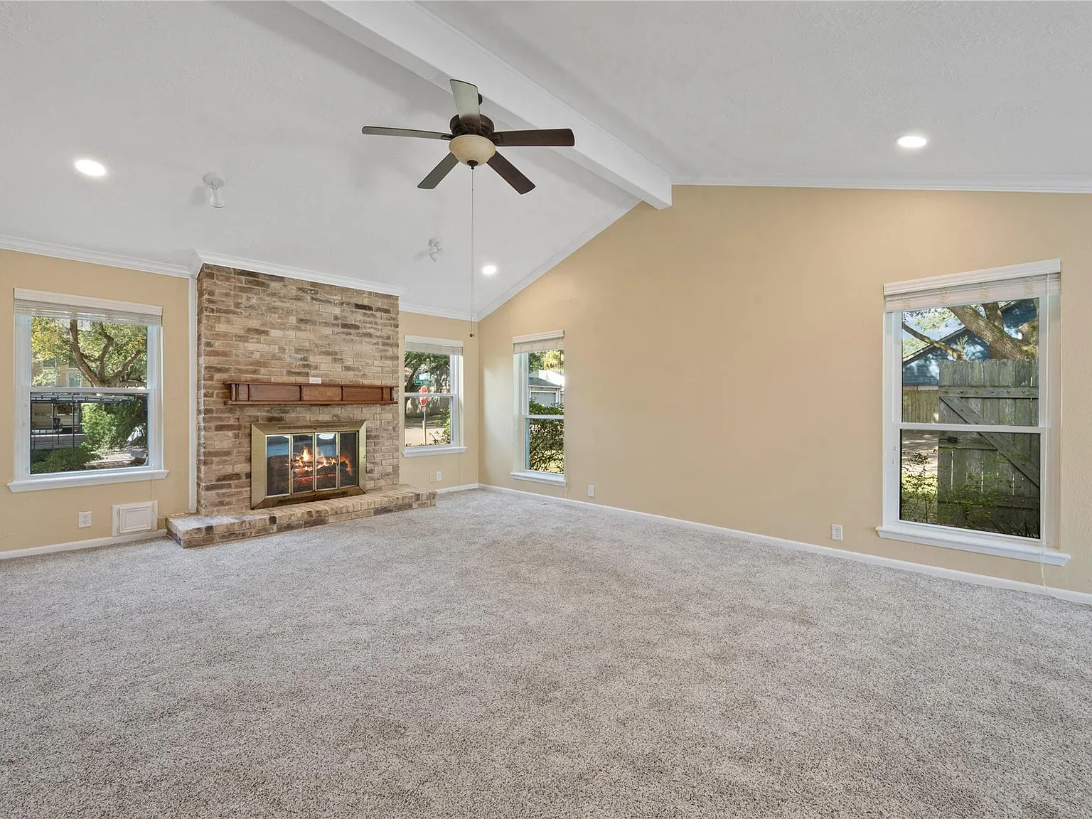 3 bed, 2.0 bath, 1558 sqft, $2,100 — Photo 3