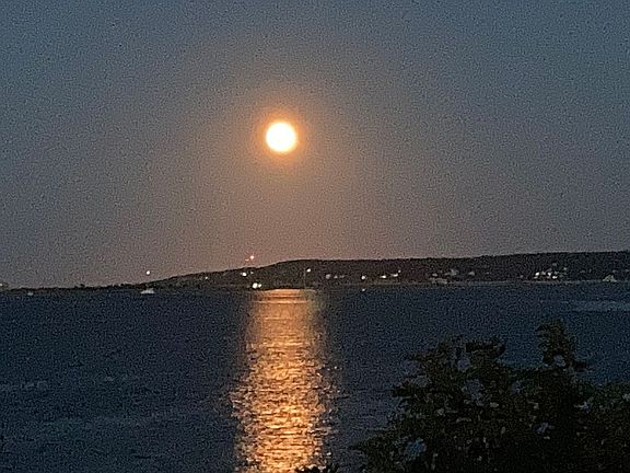 High Cliff- 1 Block away!!