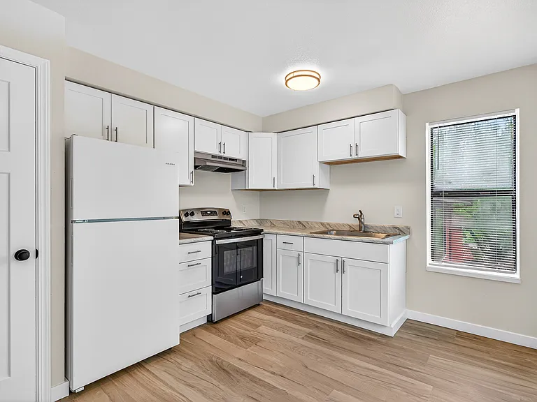 721 N Main St #4 — Photo 11