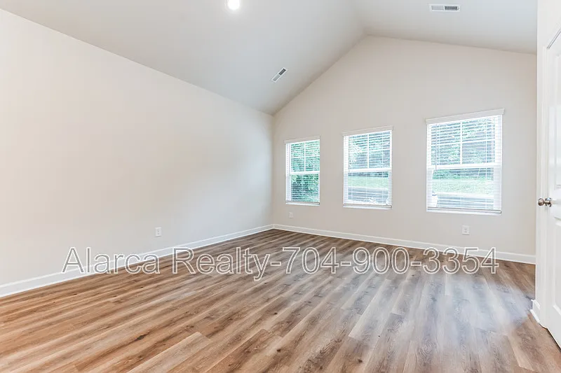 3 bed, 1300 sqft, $1,650 — Photo 4