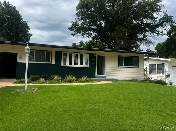 1060 Dauphin Ln, Florissant, MO 63033
