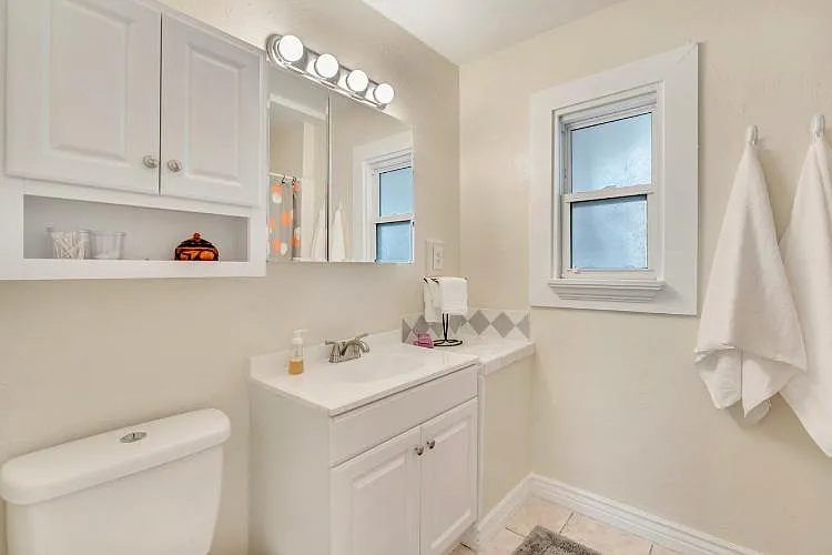 670 E Hollywood Ave — Photo 21