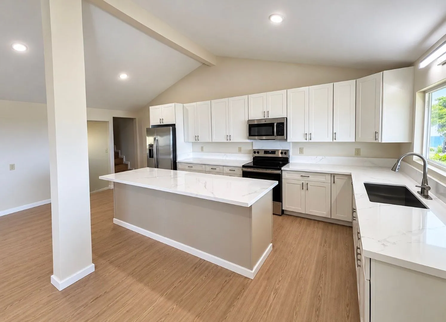 Beautiful Fully Renovated 5-Bedroom Home with Ocean Views — Photo 3