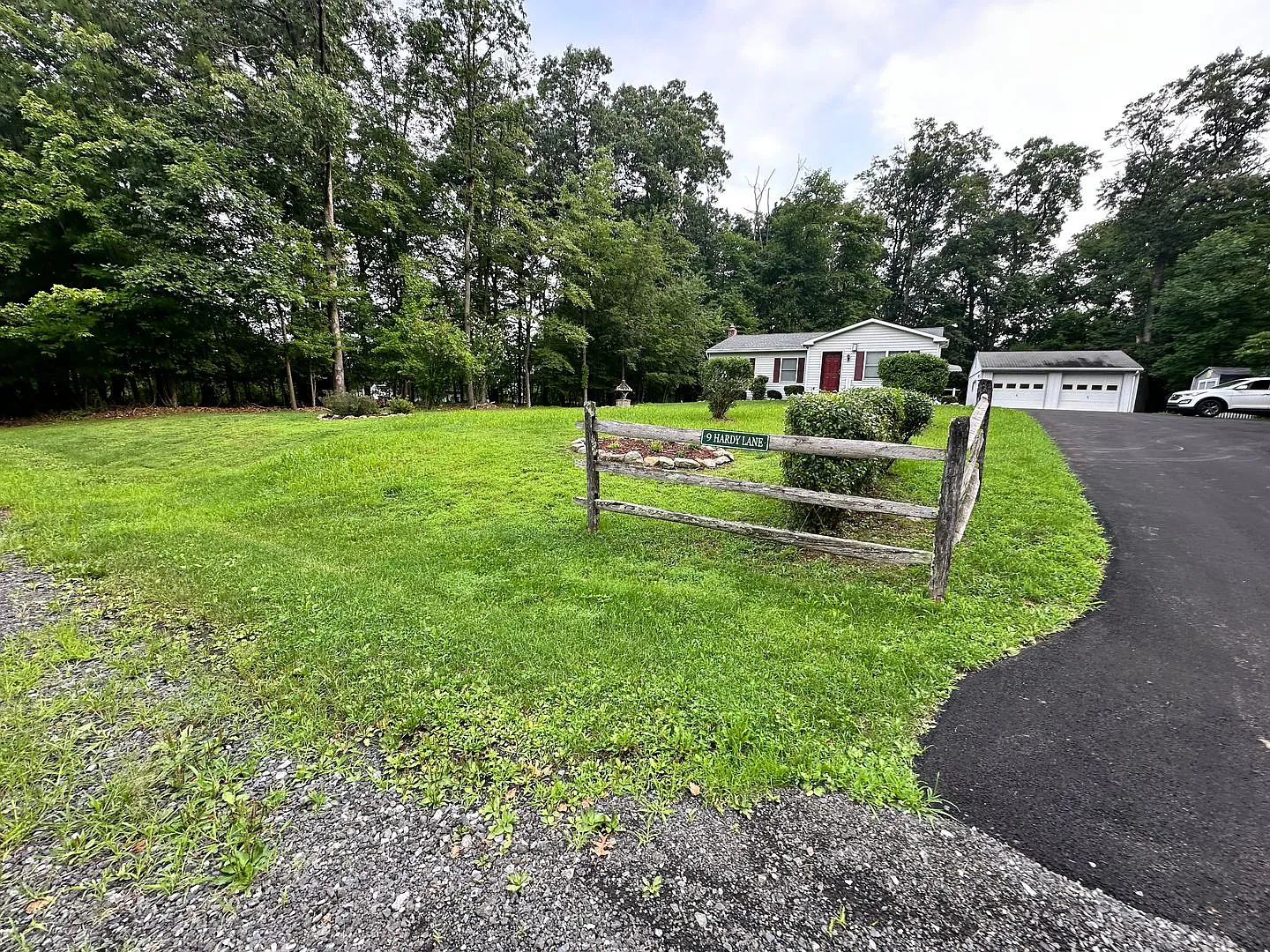 Spacious 3-Bedroom Single-Family Home on Over 1 Acre in Blandon — Photo 3