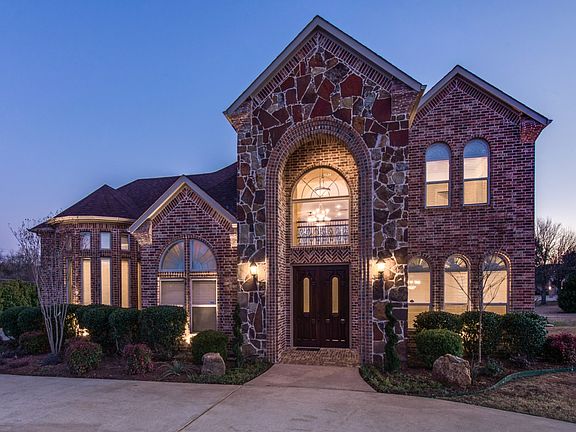 3rd image of 710 Oakglen Cir