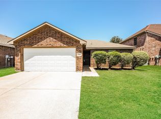 7660 Hollow Forest Dr, Fort Worth, TX 76123