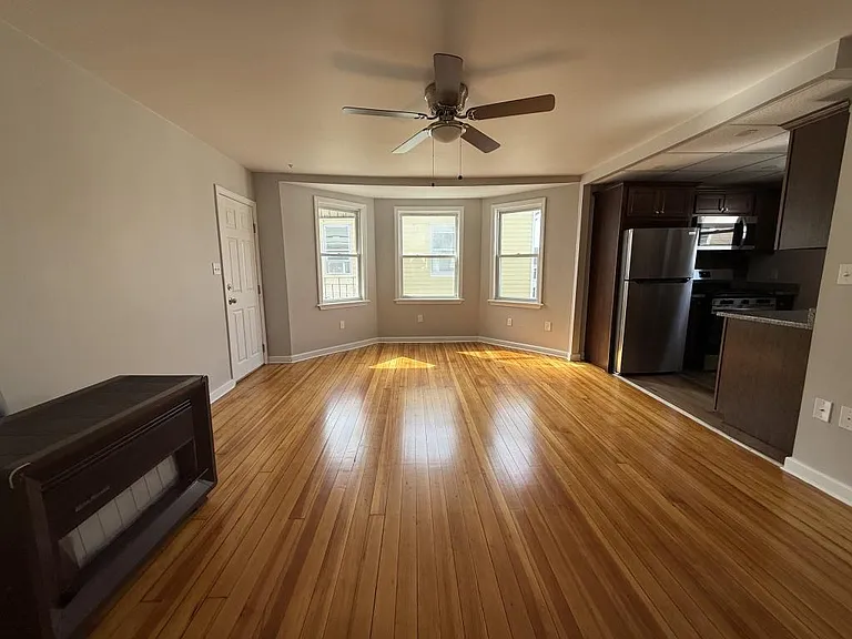225 Davis St — Photo 4